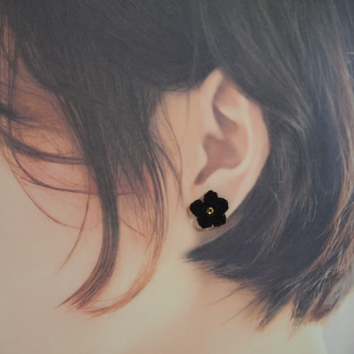 大人可愛い黒 小ぶり 花 ピアス シンプル ピアス（その他） Maro洋裁店