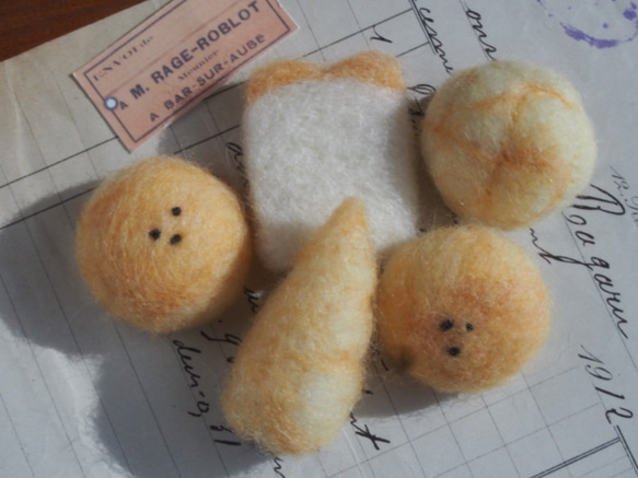 羊毛キット　森のふわふわパン　食パン　羊毛ブローチ　キット　ハンドメイド　工作 1枚目の画像