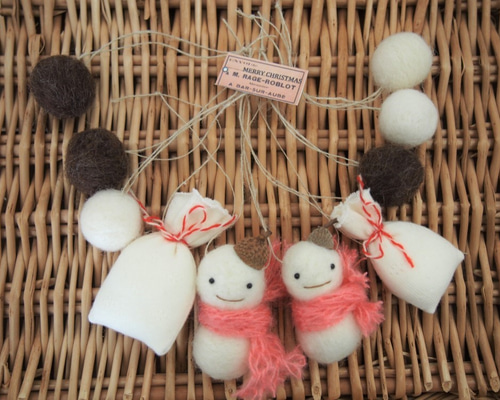 【オーダー受付用】羊毛フェルト 雪だるまストラップ オーダー受付用】羊毛フェルト 雪だるまストラップ ✿訳あり