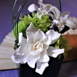 白のクチナシがメインの『和』のプリザーブドアレジメント❁お玄関、お供え花にもピッタリです…❁ 1枚目の画像