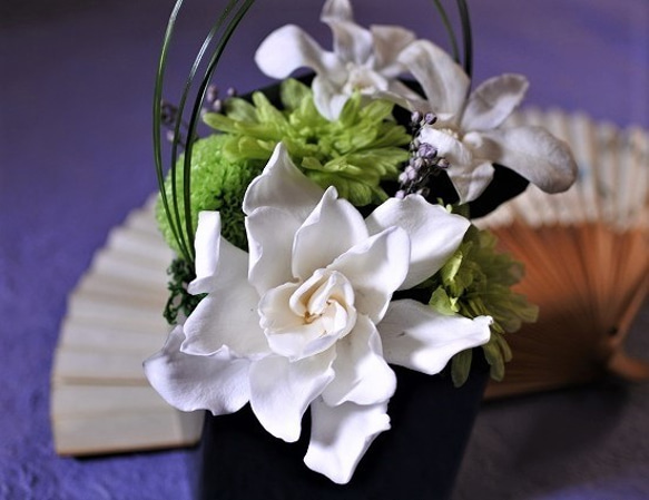 白のクチナシがメインの『和』のプリザーブドアレジメント❁お玄関、お供え花にもピッタリです…❁ 1枚目の画像