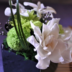 白のクチナシがメインの『和』のプリザーブドアレジメント❁お玄関、お供え花にもピッタリです…❁ 2枚目の画像