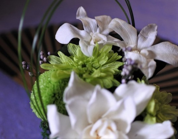 白のクチナシがメインの『和』のプリザーブドアレジメント❁お玄関、お供え花にもピッタリです…❁ 3枚目の画像