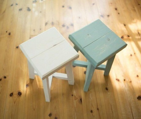 おうち時間のおともに…スツール　雑貨　椅子　木製スツール アンティーク風 ハンドメイド イス 2枚目の画像