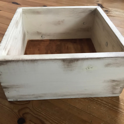 ニューボーンフォト撮影用雑貨 正方形木箱 白 アンティーク風 シャビー加工 2枚目の画像