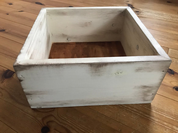 ニューボーンフォト撮影用雑貨 正方形木箱 白 アンティーク風 シャビー加工 2枚目の画像