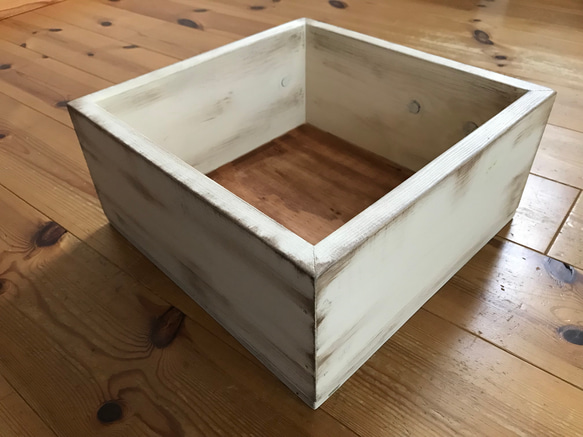 ニューボーンフォト撮影用雑貨 正方形木箱 白 アンティーク風 シャビー加工 3枚目の画像