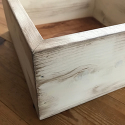 ニューボーンフォト撮影用雑貨 正方形木箱 白 アンティーク風 シャビー加工 4枚目の画像