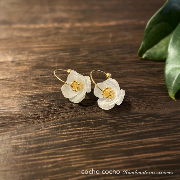 White camellia hoop earrings  白い椿のフープイヤリング・イヤーカフ 1枚目の画像