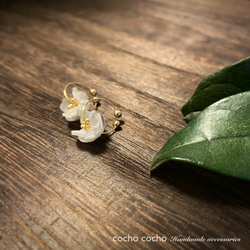 White camellia hoop earrings  白い椿のフープイヤリング・イヤーカフ 2枚目の画像