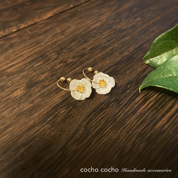 White camellia hoop earrings  白い椿のフープイヤリング・イヤーカフ 3枚目の画像