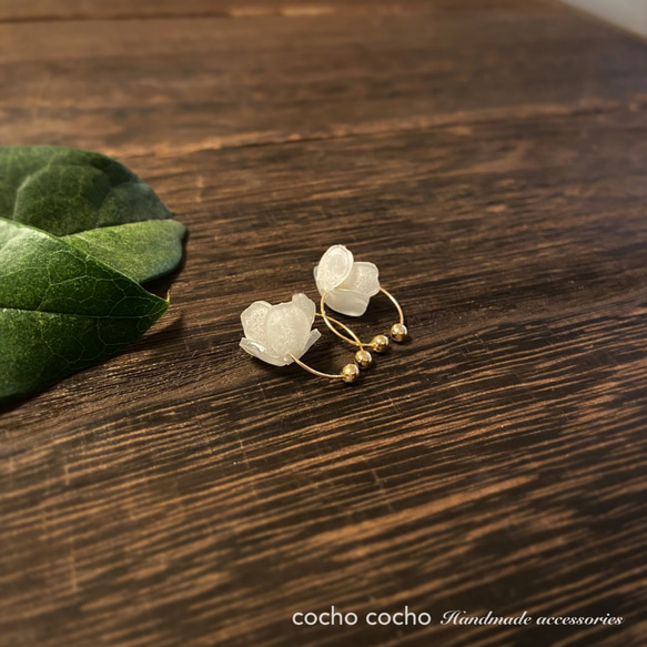 White camellia hoop earrings  白い椿のフープイヤリング・イヤーカフ 4枚目の画像