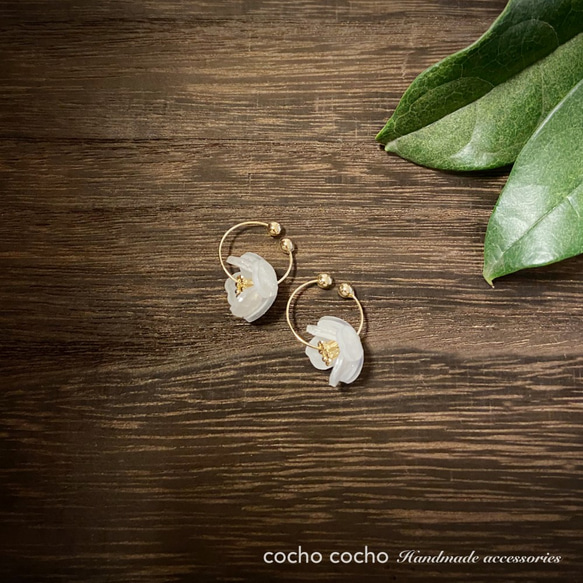 White camellia hoop earrings  白い椿のフープイヤリング・イヤーカフ 5枚目の画像