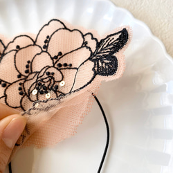 チュール刺繍・薔薇の精のヘアゴム 【pink beige】 3枚目の画像