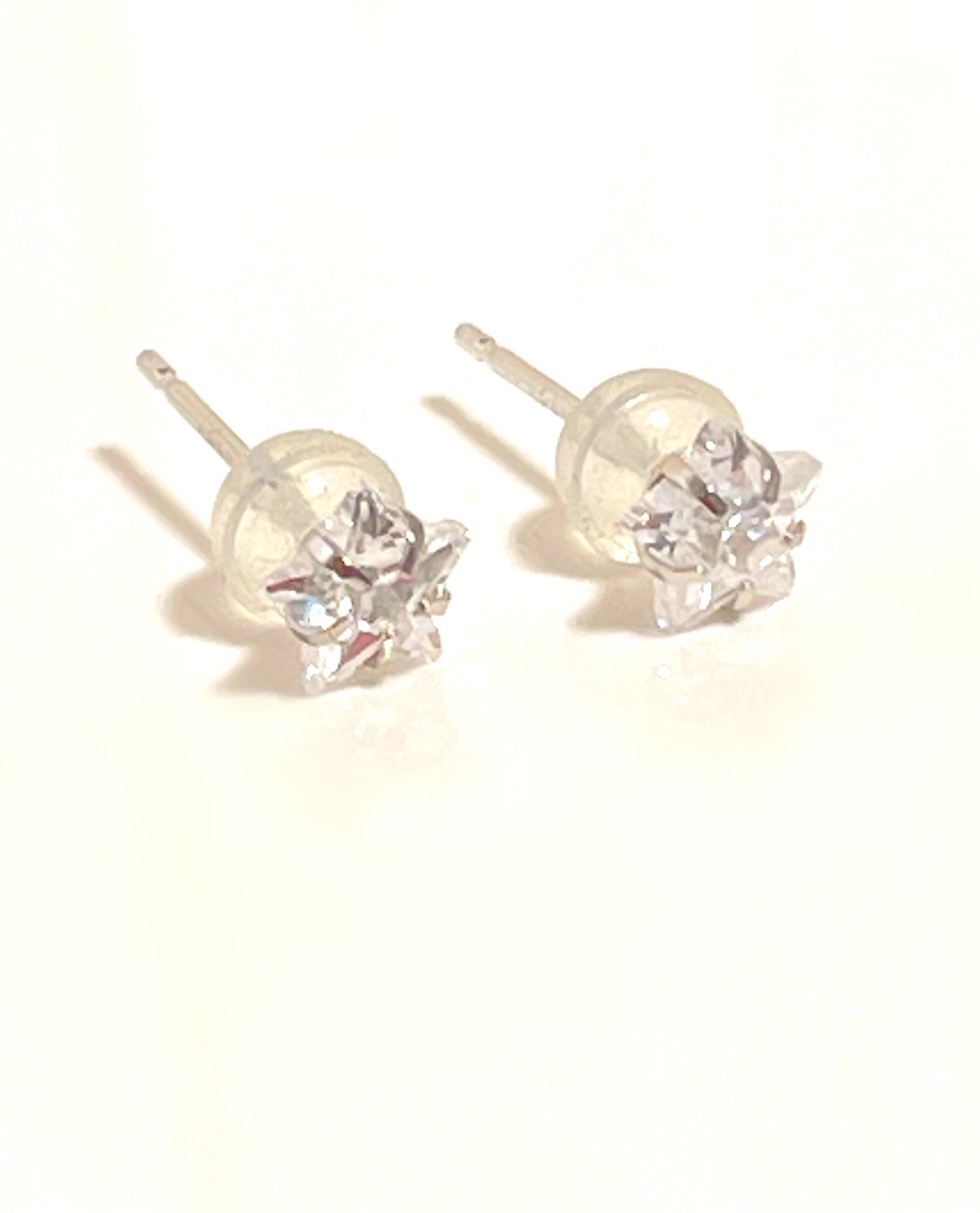 ホワイトゴールドジルコニアピアス