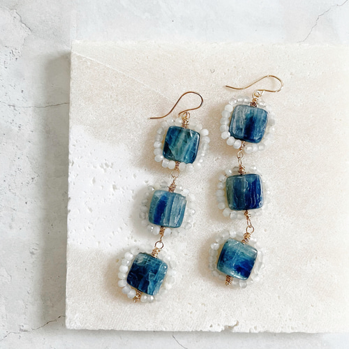 14kgf カイヤナイト(square) ×ホワイトムーンストーン 3連ピアス