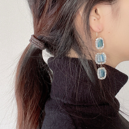 14kgf カイヤナイト(square) ×ホワイトムーンストーン 3連ピアス