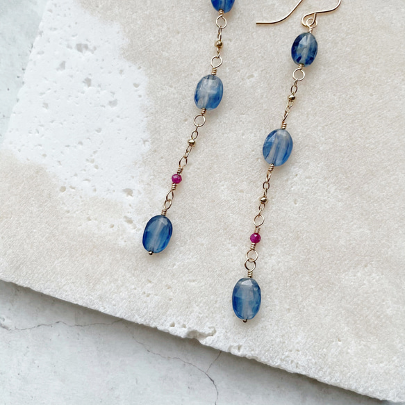 14kgf カイヤナイト(oval)×ルビー ロングピアス 4枚目の画像
