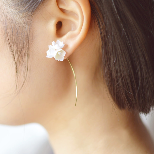 すずらんの一輪ピアス：ホワイト ピアス（その他） chiiiiiiico 通販 