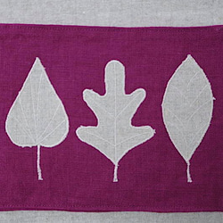 カフェマット紅紫色 ベージュ色の葉っぱ　 1枚目の画像