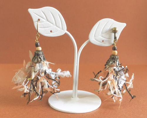 ☆SALE☆ふわふわフリンジピアス/イヤリング・ベージュ ピアス