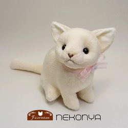クリーム色の猫型ぬいぐるみ 0_4c0f15a3064cb7bb2ec77b013dc3