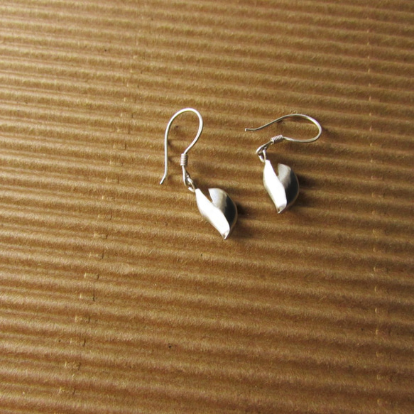 lotus leaf earring_荷葉耳環 mittag 925純銀 限量 設計師手做 附品牌包裝 超取免運 第3張的照片