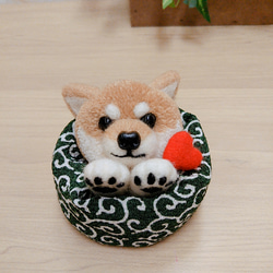 犬ポンポン  柴犬(唐草模様柄のふわふわ丸形クッション、羊毛フェルトの♥付き) 4枚目の画像