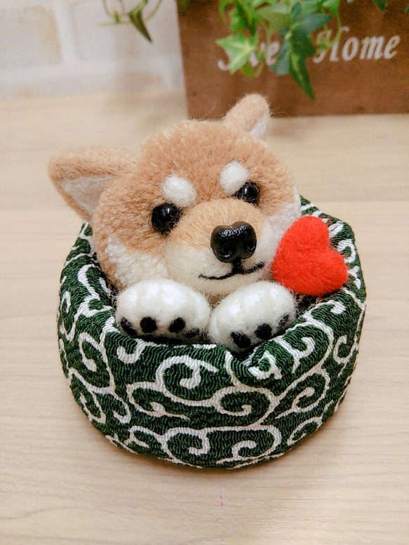 犬ポンポン  柴犬(唐草模様柄のふわふわ丸形クッション、羊毛フェルトの♥付き) 5枚目の画像