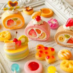 スイーツデコパーツ(H118) 16個入り　フルーツロールケーキ、オレンジケーキ、アイシングクッキー、他 1枚目の画像