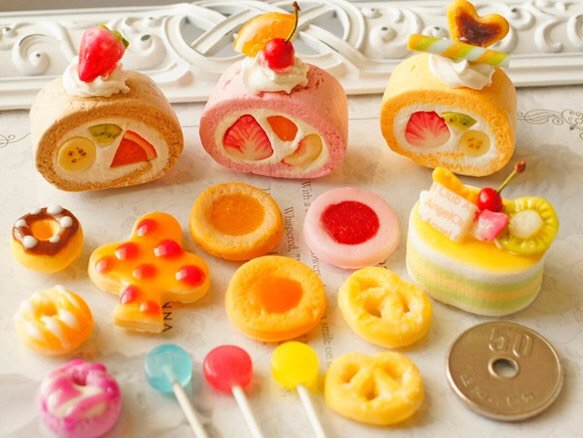 スイーツデコパーツ(H118) 16個入り　フルーツロールケーキ、オレンジケーキ、アイシングクッキー、他 2枚目の画像