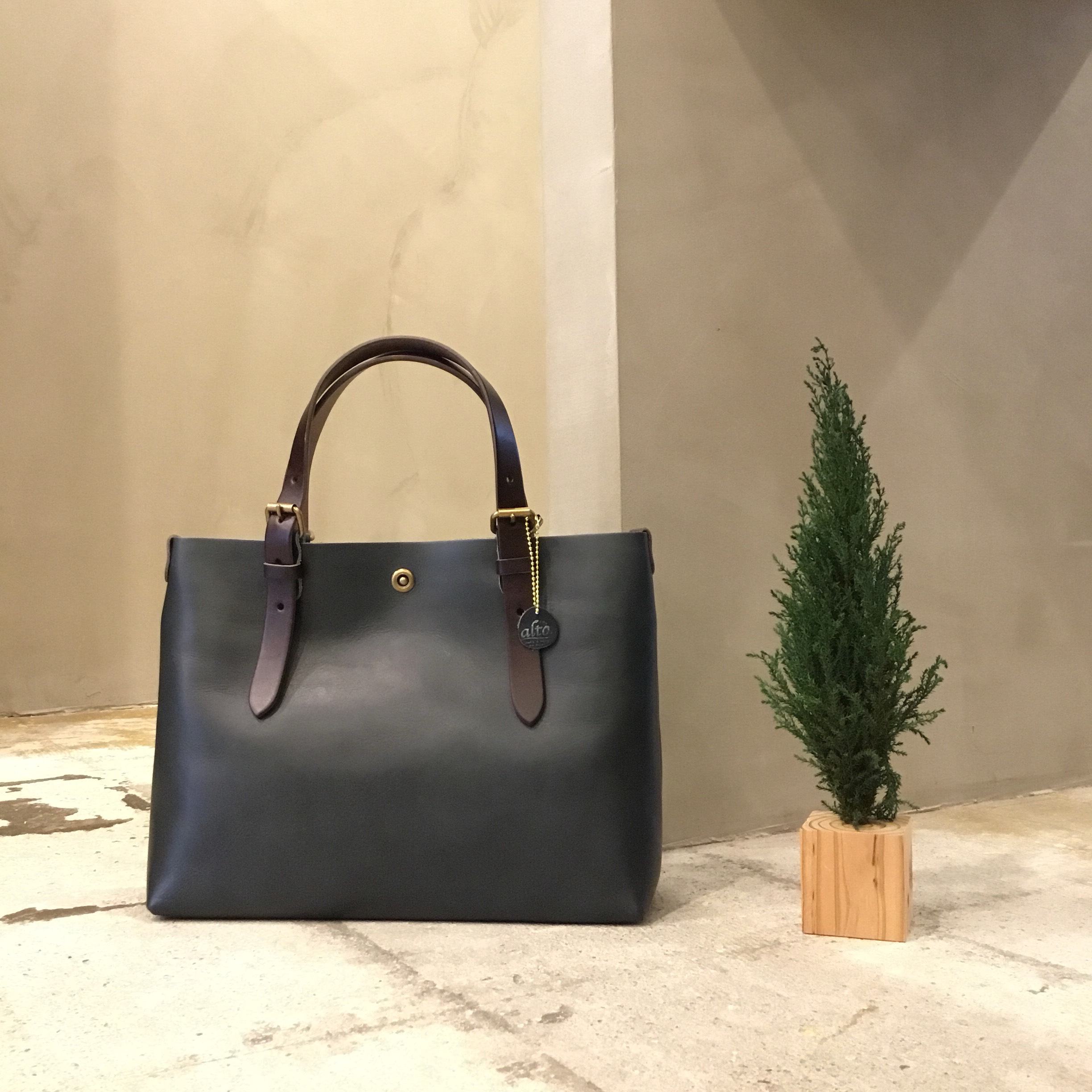 B5サイズの牛革トートバッグ「ネイビー」