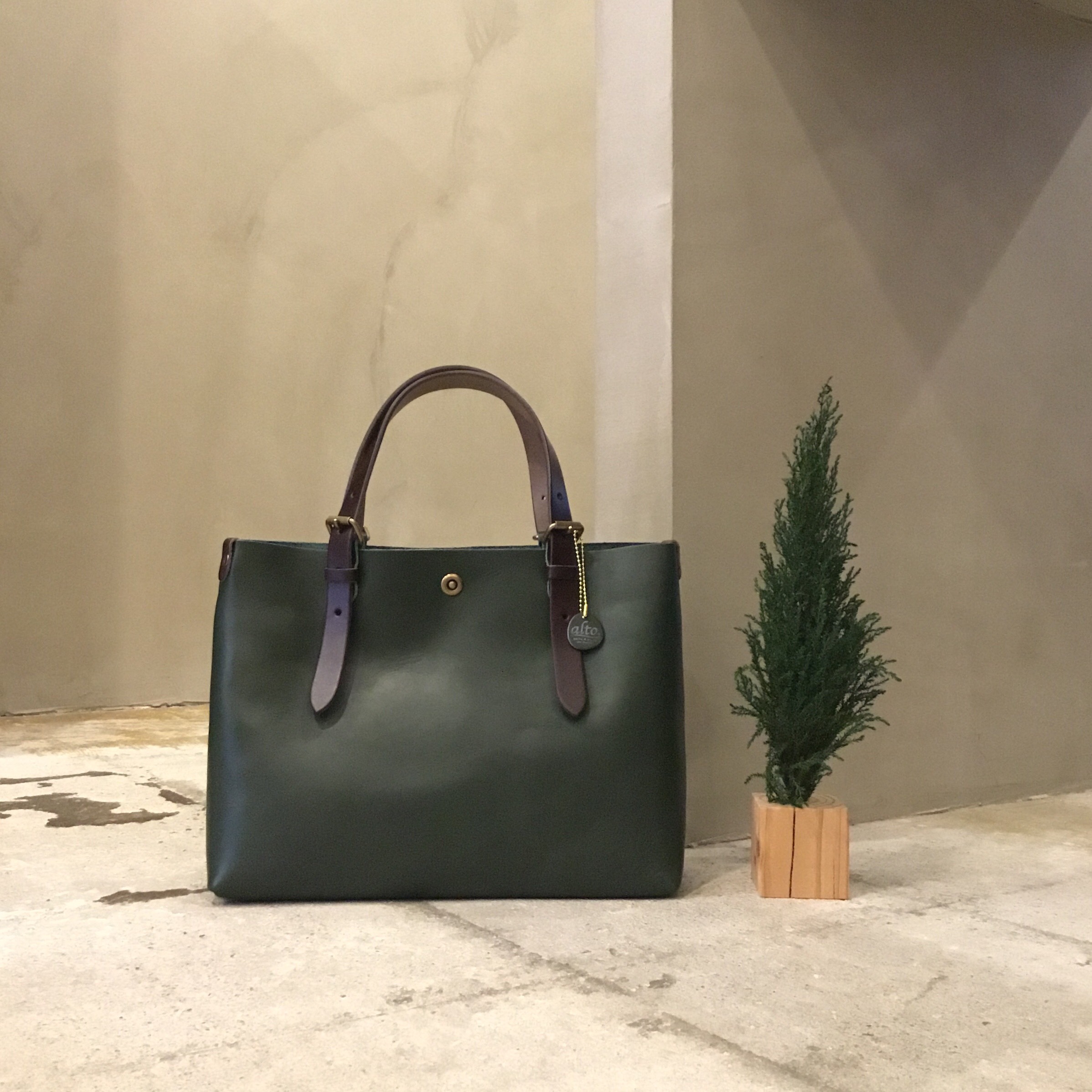 B5サイズの牛革トートバッグ「グリーン」