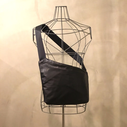 着る感覚で持つ 薄マチ 牛革ボディショルダーバッグ／レスデザイン-Less(レス)／神戸元町革鞄 2枚目の画像