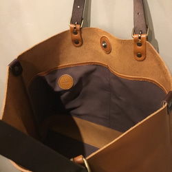 「ブラウン」のA4楽々牛革トートバッグ。シンプルな男女兼用。 6枚目の画像