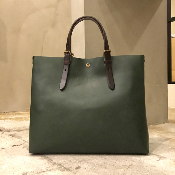 「グリーン」のA4楽々牛革トートバッグ。シンプルに男女兼用。 2枚目の画像