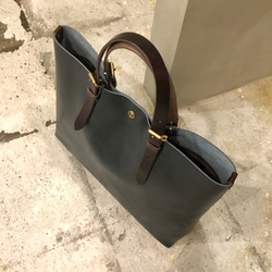 「グリーン」のA4楽々牛革トートバッグ。シンプルに男女兼用。 3枚目の画像