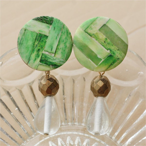 綠色馬賽克和玻璃吊墜耳環1點 第1張的照片