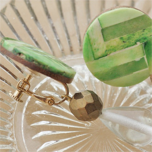 綠色馬賽克和玻璃吊墜耳環1點 第3張的照片