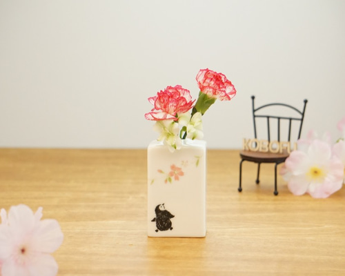 早春一輪挿し　専用 小さな一輪挿し「桜を見上げるペンギン」 四角の形 一輪挿し・花瓶