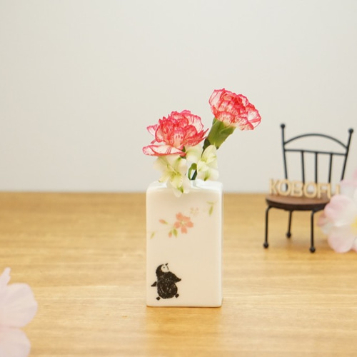 小さな一輪挿し「桜を見上げるペンギン」 四角の形 一輪挿し・花瓶