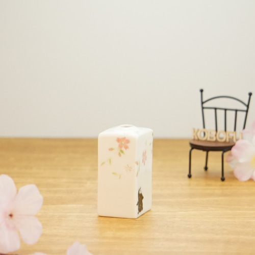 小さな一輪挿し「桜を見上げるペンギン」 四角の形 一輪挿し・花瓶