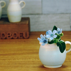 晴れやかブルーとホワイト 結晶釉の小さな一輪挿し ミルクピッチャーの