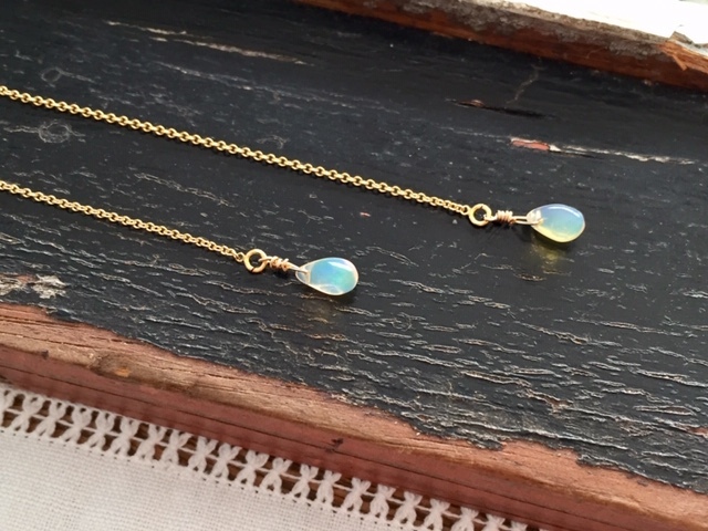 ＊14kgf エチオピア産プレシャスオパール 小粒ドロップのアメリカンピアス イヤリング