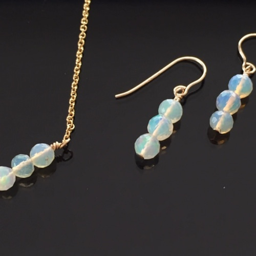 【SALE】プレシャスオパール３点セット（14kgf）① 14kgf プレシャスオパールの3粒ネックレス ネックレス