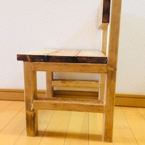 実用にもインテリアにも使える天然木の子供用スモールチェア（椅子）