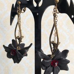 黒いお花と蝋燭のイヤリング／ピアス 3枚目の画像