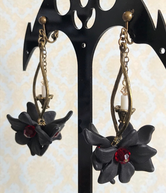 黒いお花と蝋燭のイヤリング／ピアス 3枚目の画像