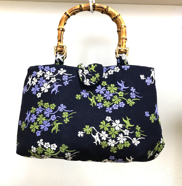 P刺繍シリーズ  「クローバーと小鳥」(濃紺)ふっくらバンブーバッグ 和装にも…② 1枚目の画像