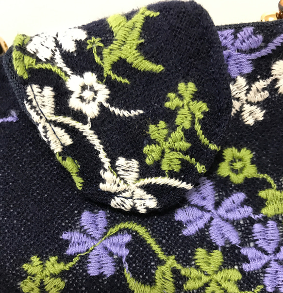 P刺繍シリーズ  「クローバーと小鳥」(濃紺)ふっくらバンブーバッグ 和装にも…② 5枚目の画像